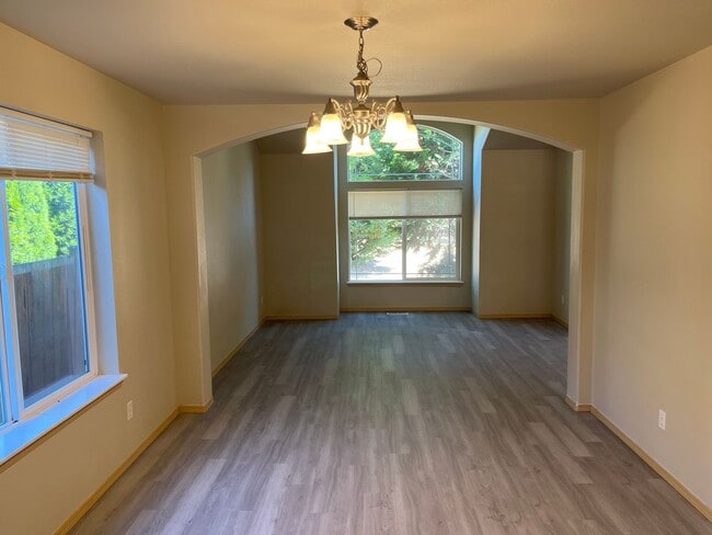 Building Photo - Welcome To SilverCreek