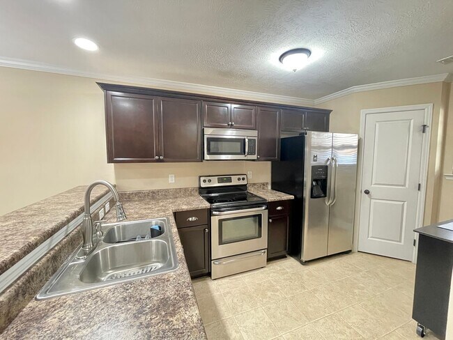Foto del edificio - Large Town Home with Garage