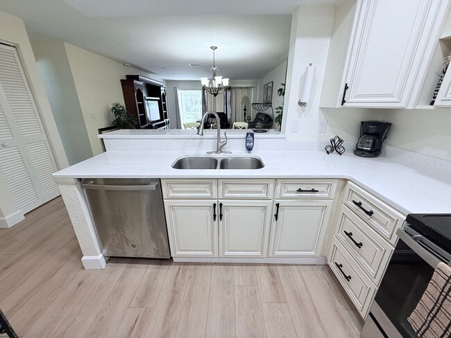 Building Photo - Beautifully Updated & Furnished 2-Bed/2-Ba...