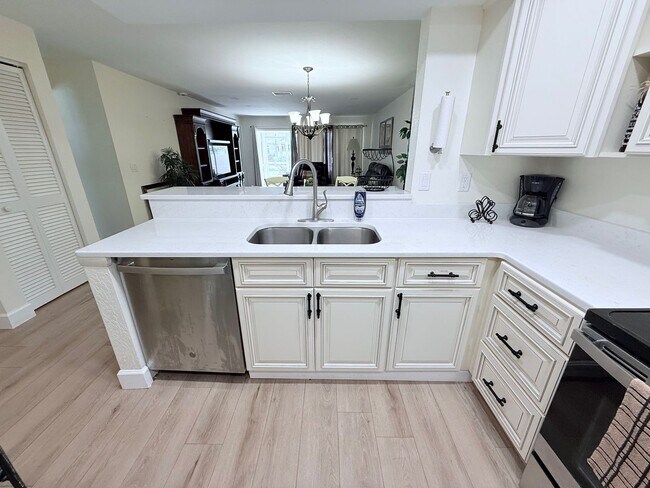 Foto del edificio - Beautifully Updated & Furnished 2-Bed/2-Ba...
