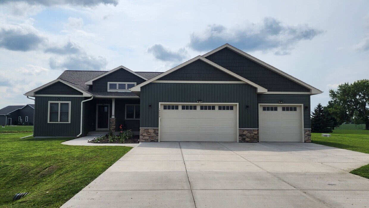 Primary Photo - 5 Bedroom, 3 Full Bathroom House with 3 Ca...