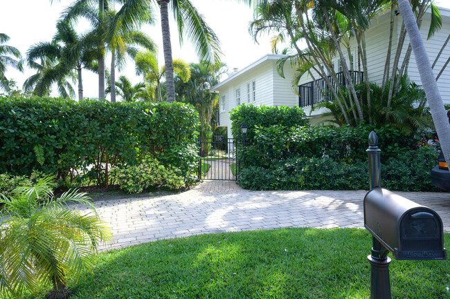 Building Photo - 336 Marlborough Pl