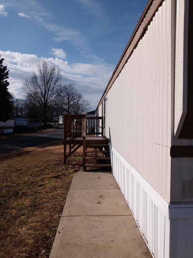 Building Photo - 354 Golden Dale Dr