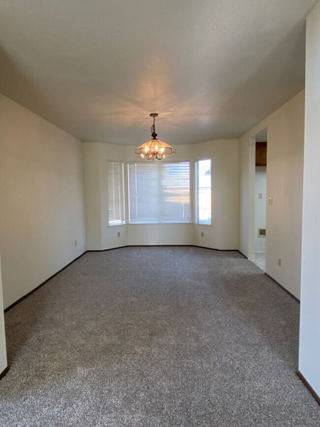 Building Photo - Roseville home with large backyard