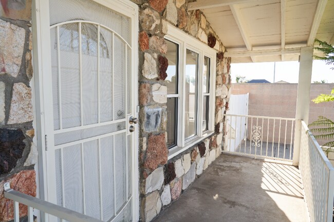 Building Photo - 606 E Realty St