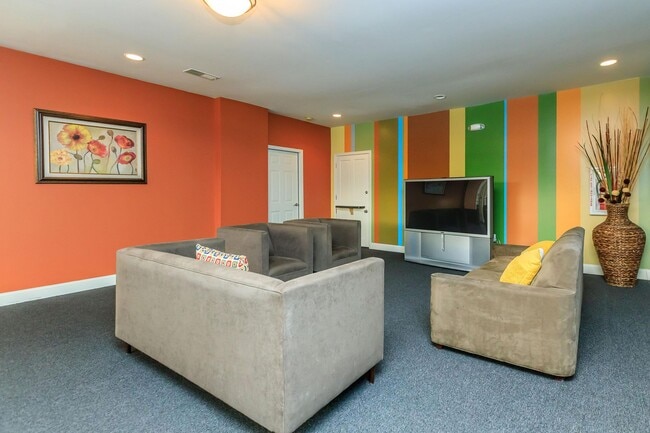 Foto del edificio - Village at the Creek Apartments