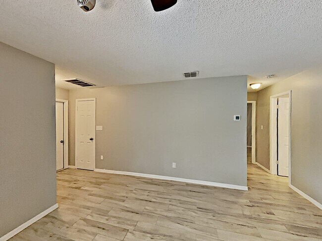 Building Photo - 885 Great Bend Rd