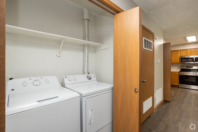 2BR, 2BA - 1,102SF - Laundry - Northridge