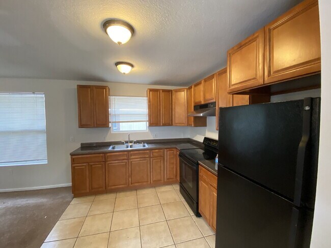 Foto del edificio - "Spacious 4-Bedroom Home with 2 Full Baths...
