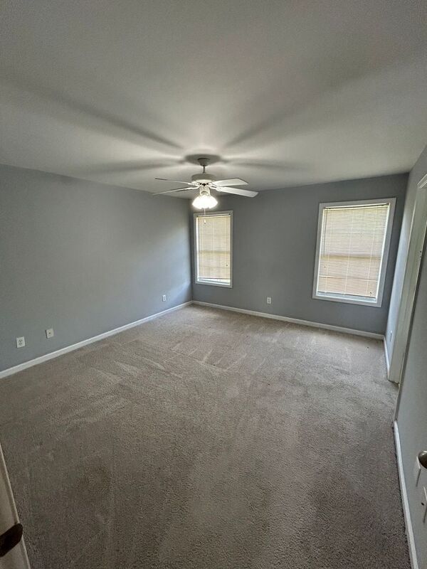 Building Photo - 2028 Queens Ct