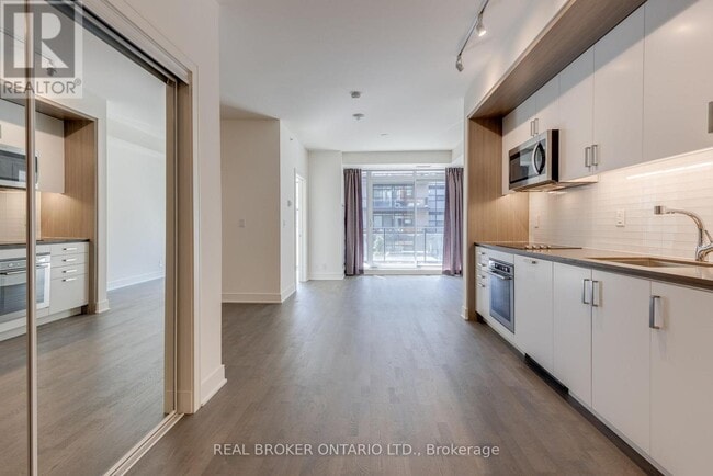 Photo du bâtiment - 1575 Lakeshore Rd W