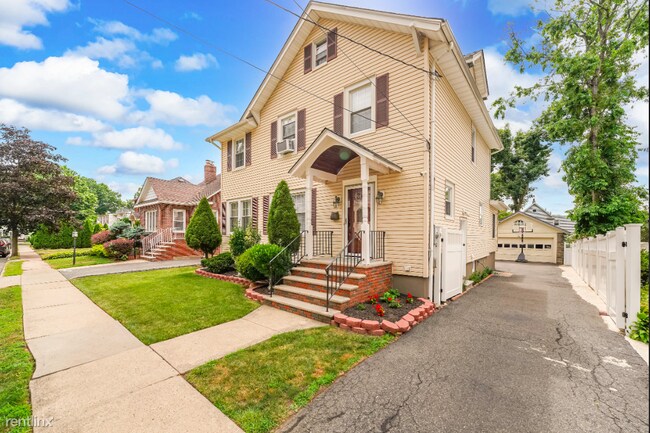 Building Photo - 4 br, 2.5 bath House - 690 Garden St