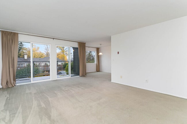 Building Photo - 2500 Canterbury Ln E