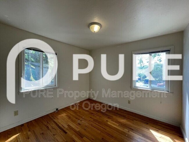 Building Photo - 1503 SE Oak St.