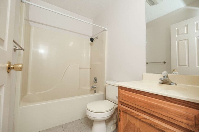 Building Photo - 2 Bedroom, 1 Bath Townhome – Bradley Hills...