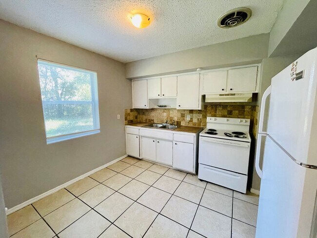Building Photo - Beautiful Home Located on Eastside 3 Bedroom