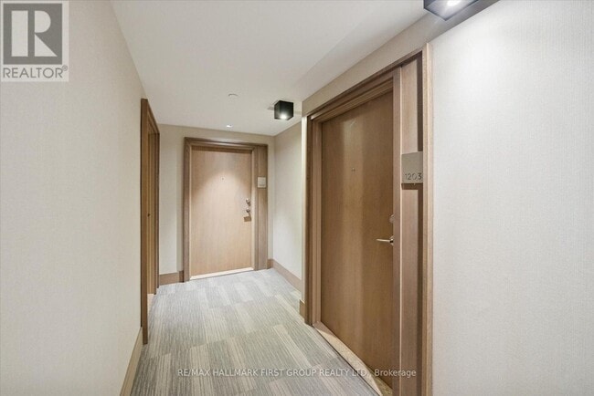 Building Photo - 1255 Bayly St