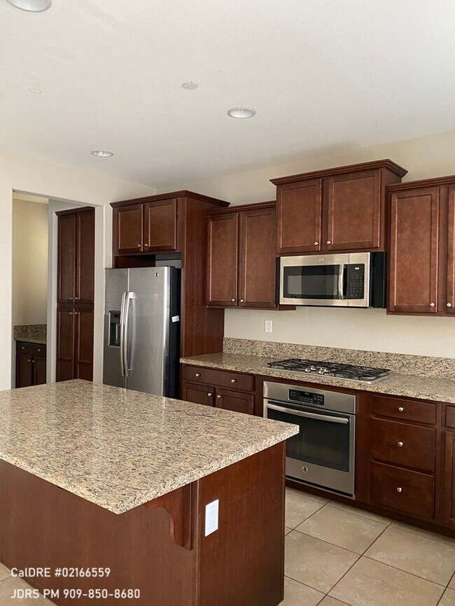 Foto del edificio - Eastvale 4 bedroom Partially Furnished Home