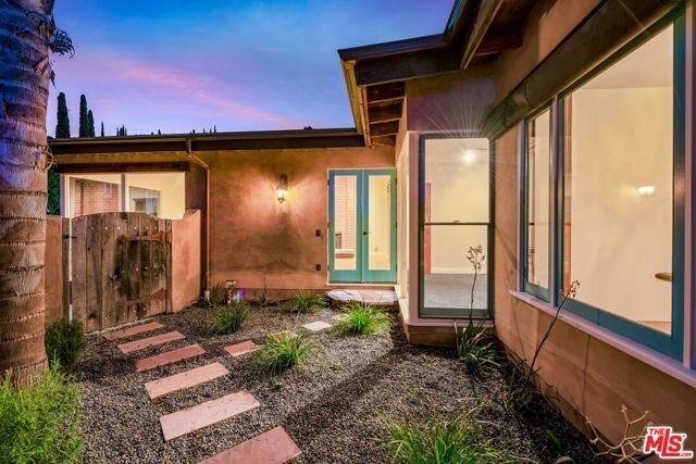 Foto del edificio - 16141 Bayberry Place, Los Angeles, CA 9140...