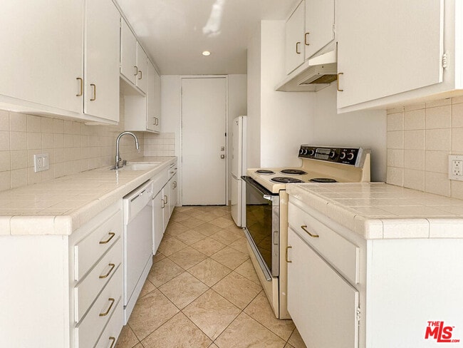 Building Photo - 10751 Wilshire Blvd