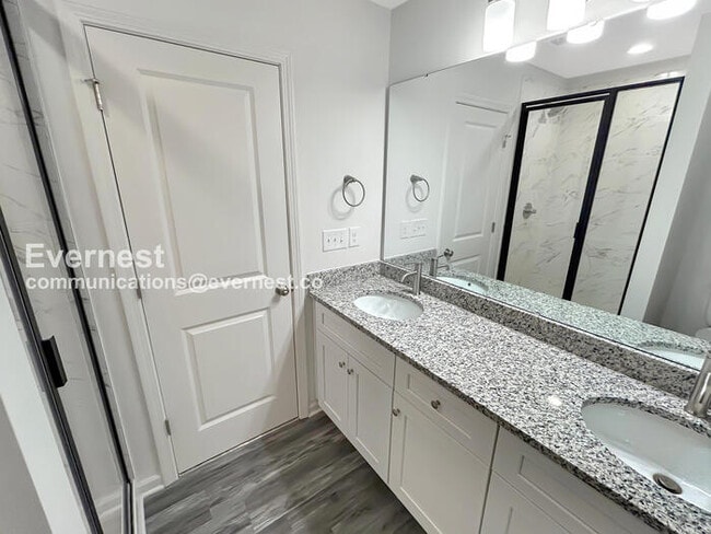 Building Photo - 3 Bed/2.5 Bath Townhome with Garage / Pet-Friendly / Vouchers Accepted / Available Now!