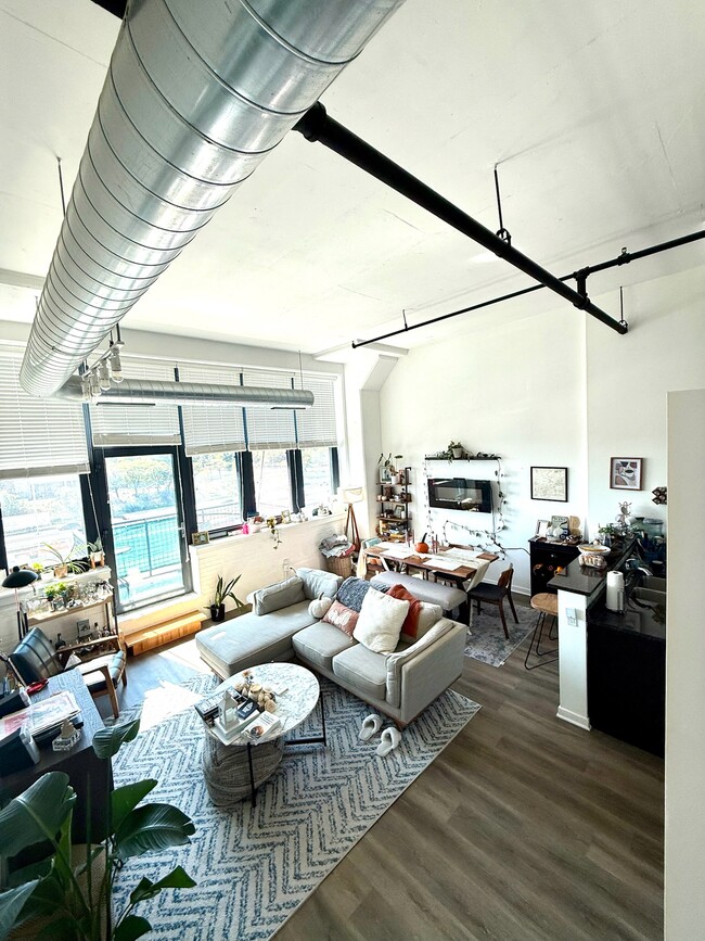 Building Photo - 1224 W Van Buren St