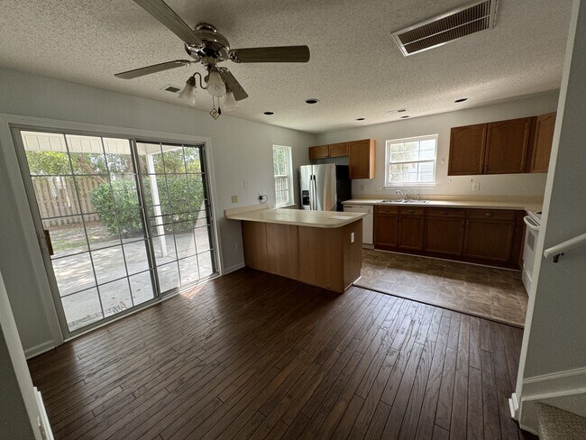 Foto del edificio - 3511 Crepe Myrtle Ct