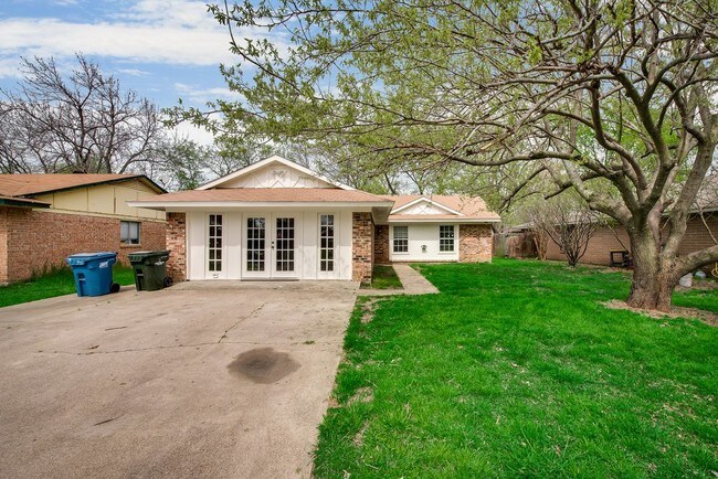 Building Photo - 1604 Woodhaven Dr