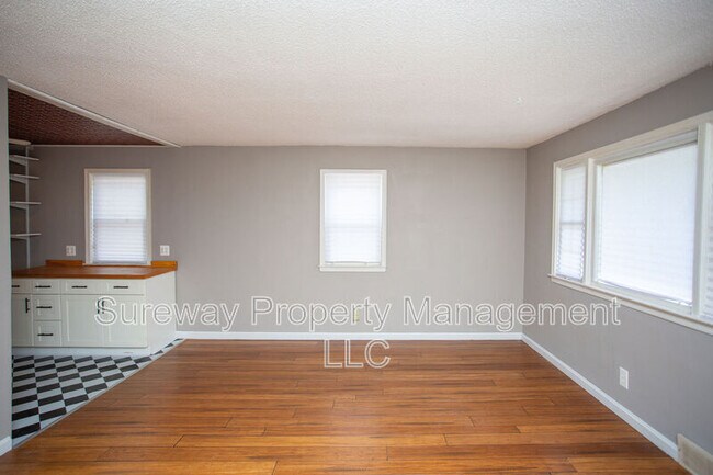 Building Photo - 451 Melrose Ave