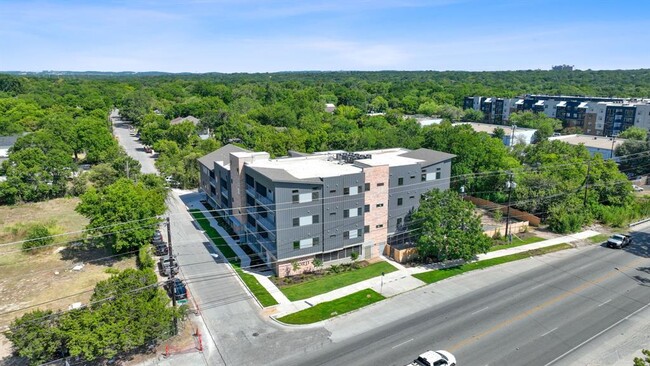 Foto del edificio - 100 Mockingbird Ln W