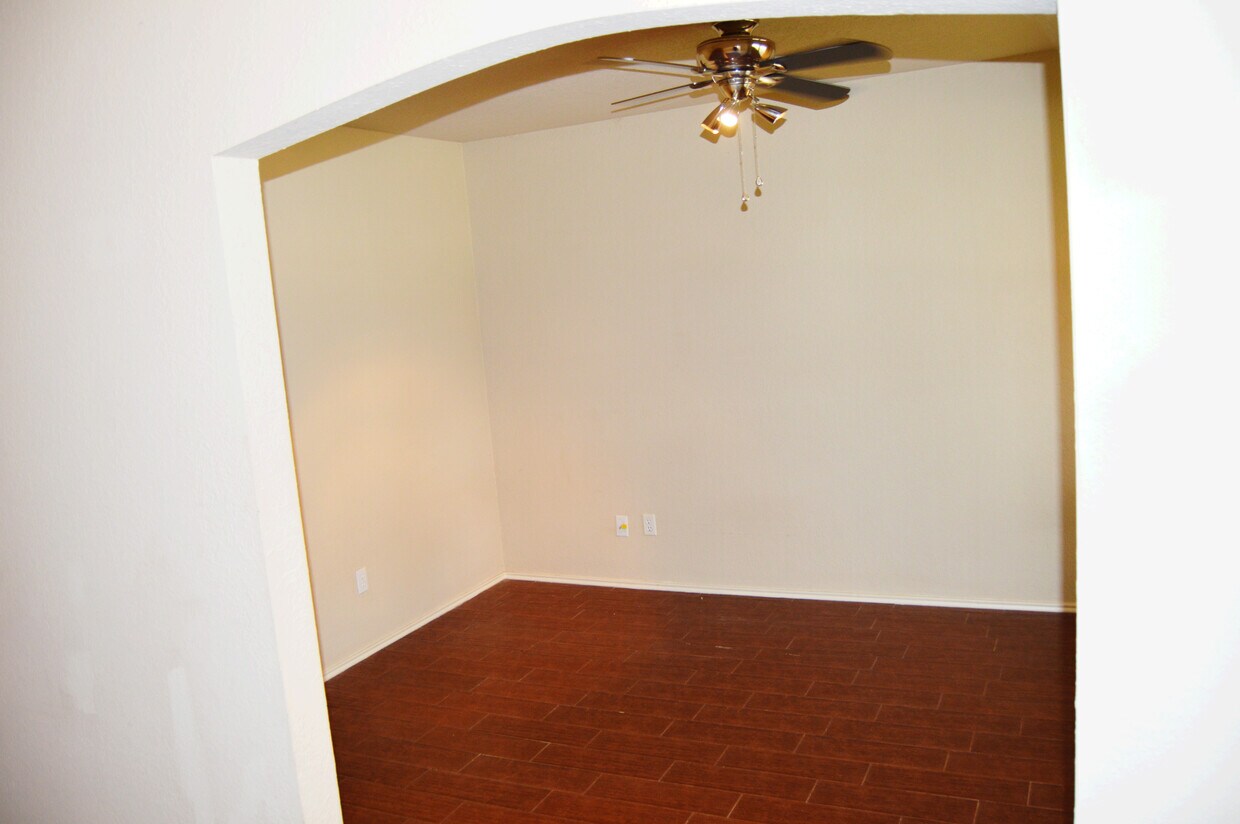 Oficina de buen tamaño con piso de baldosas. - 23035 S Waterlily Dr