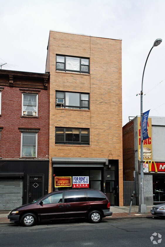 Building Photo - 739 Grand St