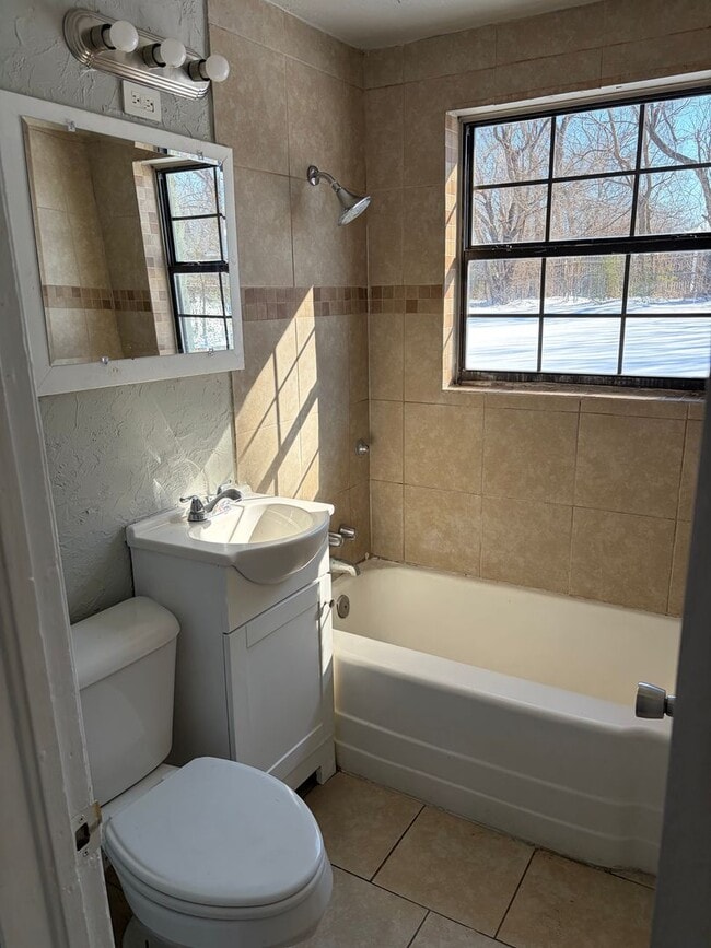 Building Photo - 2 Bed 1 Bath Stone Home in Del City