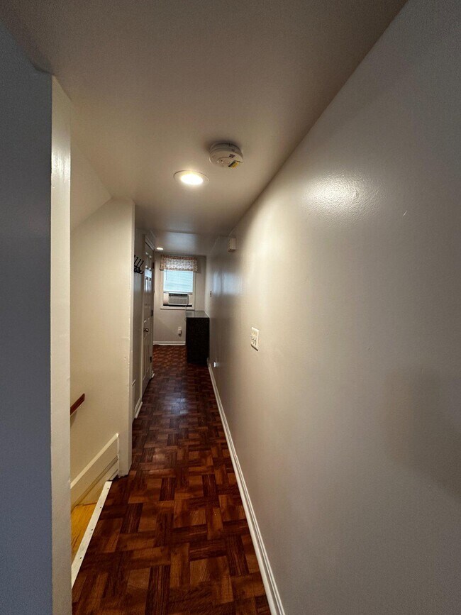 Foto del edificio - 1527 W 36th St