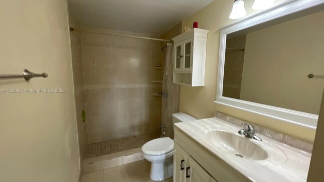 full bathroom - 9365 Fontainebleau Blvd