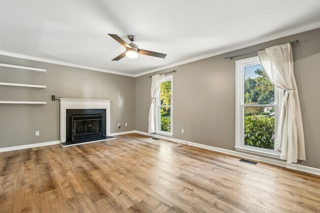 Foto del edificio - 2 Minutes Off I-885 4be / 2.5 ba House in ...