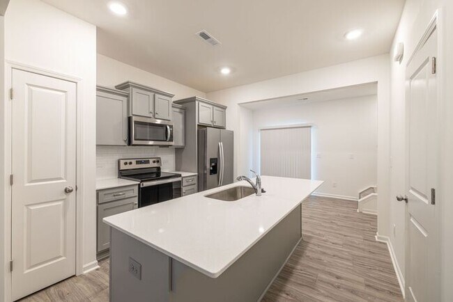 Foto del edificio - 2 Bedroom Townhome in Lowell (Minutes from I-85)- MOVE IN READY