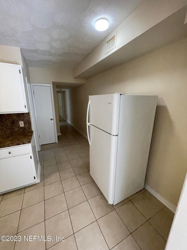 Foto del edificio - 2179 W 40th St