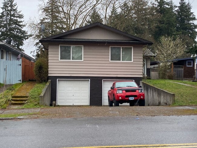 Charming 2 Bedroom with Attached Garage! - Charming 2 Bedroom with Attached Garage! House