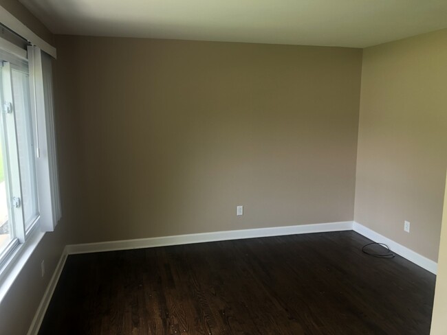 Building Photo - 1 E Hickory Dr