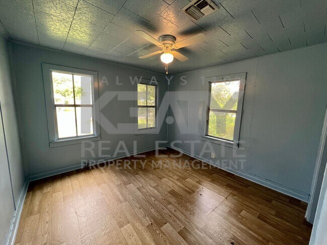 Building Photo - 4 Bedroom Home Now Available in Lafayette!