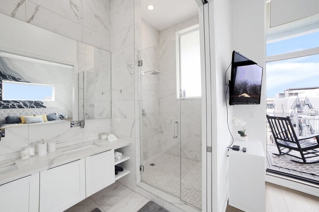 Building Photo - 2048 W Chicago Ave