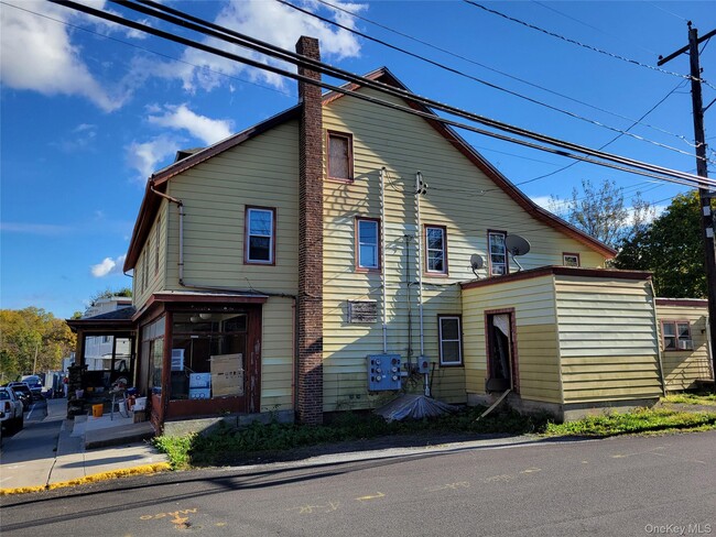 Building Photo - 204 Main St