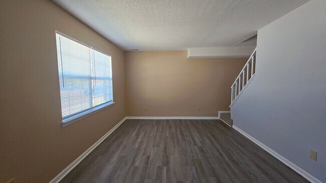 Building Photo - Quaint Townhome in Country Club Villas
