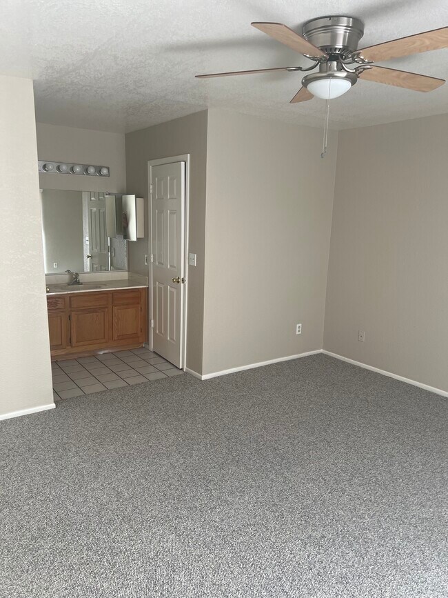 Building Photo - 16745 E Ashbrook Dr