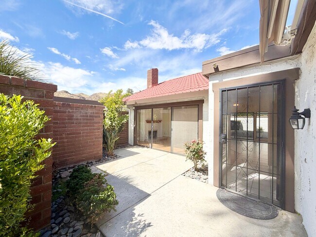 Foto del edificio - AVAILABLE NOW!! 3 Bedroom 2.5 Bathroom House in Palm Springs!