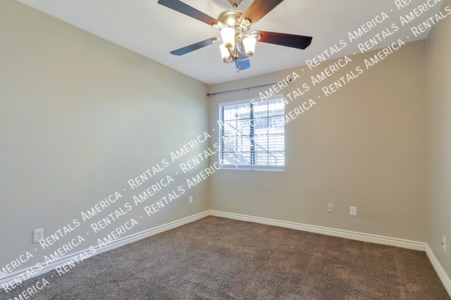 Building Photo - 533 W Guadalupe Rd
