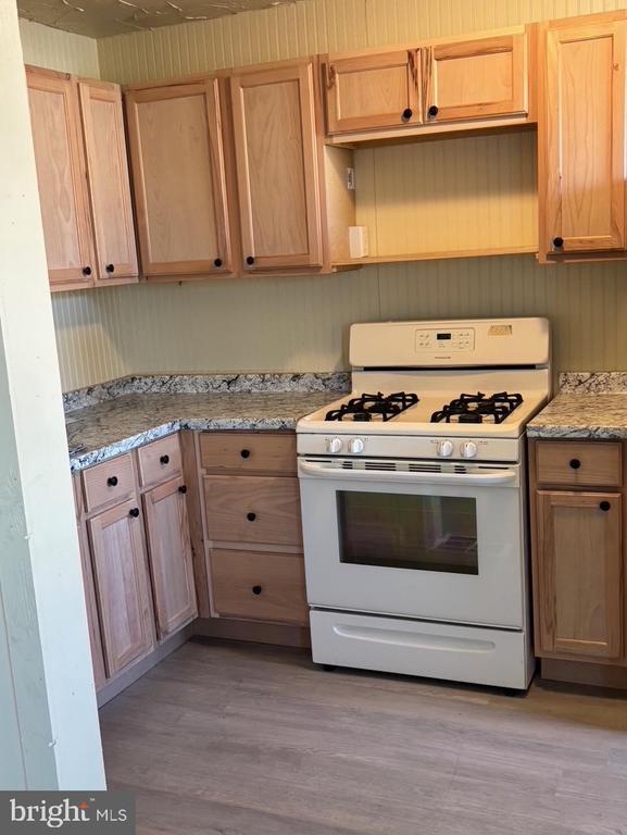 Foto del edificio - 914 Burnside Rd