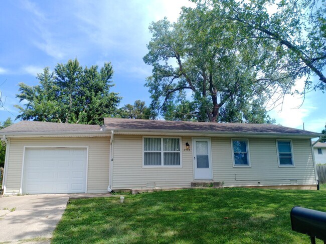 Building Photo - 2504 Glenn Dr