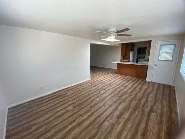 Foto del edificio - (55+ Community) Perfectly Located 2 Bedroom House in Oceanside Available 1st Week of June!